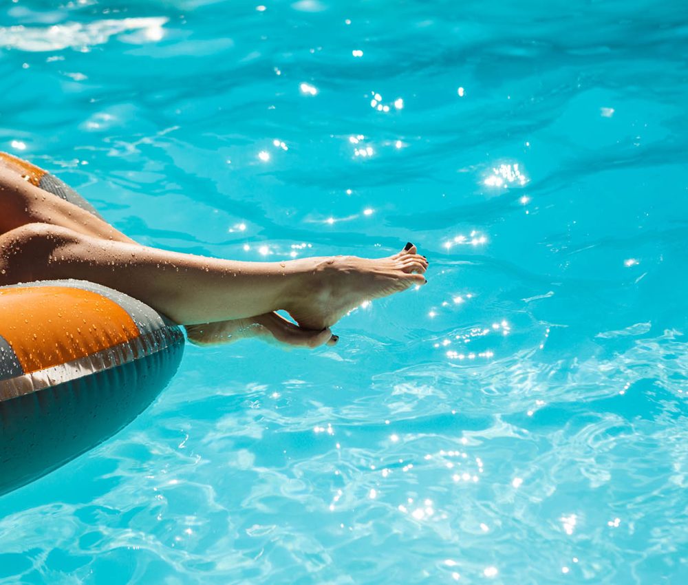 fechar-foto-das-pernas-da-mulher-na-piscina
