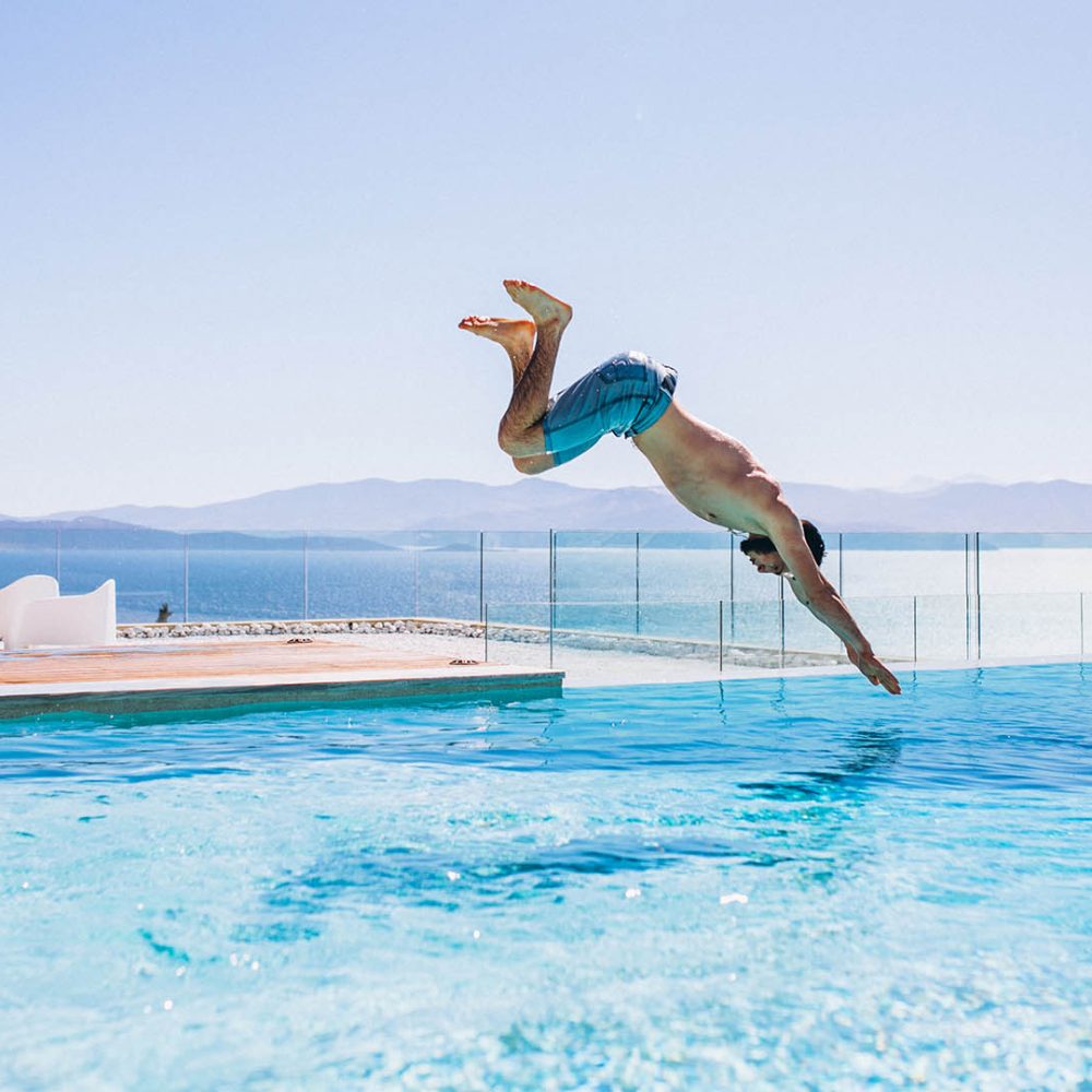 homem-jumpinhg-em-piscina